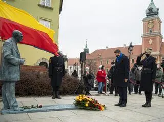 Odsłonięcie pomnika Jana Zachwatowicza