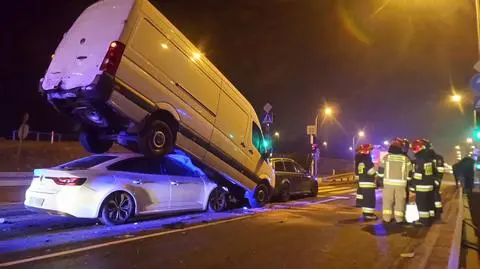 Nietypowy skutek zderzenia. Bus zawisł na aucie osobowym