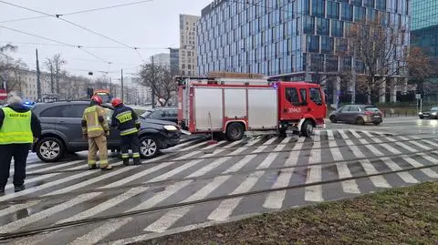 Zderzenie na torowisku, dwa auta rozbite, nie jeździły tramwaje 