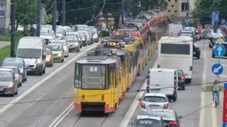 Auto wjechało pod autobus