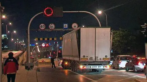Ciężarówka zablokowała wjazd do tunelu