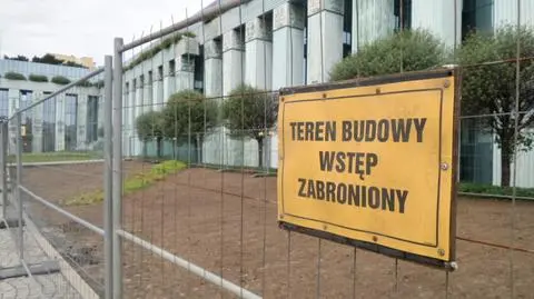 Trump odleciał, barierki zostały. Plac Krasińskich za kratami