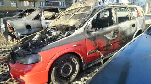 Trzy samochody spłonęły na Bródnie