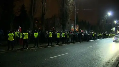 Pikieta przed domem Kaczyńskiego. "13 grudnia spałeś do południa"