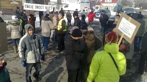 Przez godzinę blokowali drogę, bo dziurawa