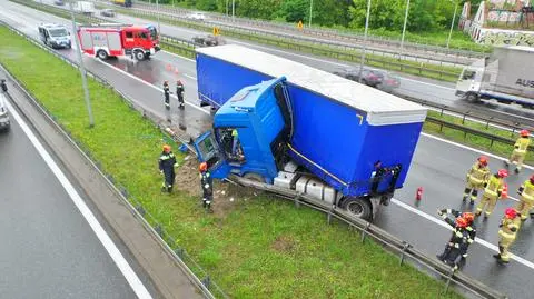 Kolizja ciężarówki na S8. "Kabina wciśnięta pomiędzy barierkę a naczepę"