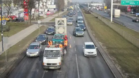 Olbrzymi korek w alei Prymasa. Pękł właz do studzienki