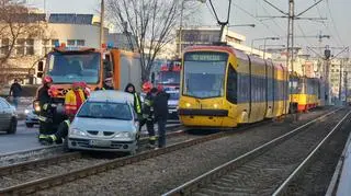 Samochód zablokował torowisko na Powstańców Śląskich