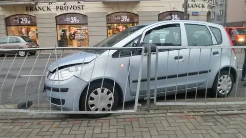 Gdyby nie barierka, uderzyłby pasażerów na przystanku