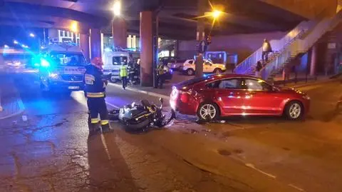 Motocyklista trafił do szpitala po zderzeniu z autem 