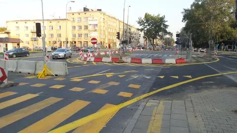 Po torowisku na tymczasowym rondzie. Światła trzymają kierowców