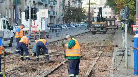 Zawieszone linie, zamknięte ulice, objazdy. Ruszył remont torowiska