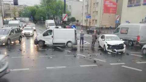 Nie działały światła na ruchliwym skrzyżowaniu. Doszło do kolizji