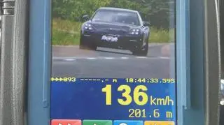 Kierująca na ograniczeniu prędkości do 50 km/h jechała 136