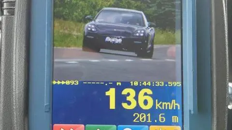 Na liczniku porsche 136 km/h. Wysoki mandat i punkty dla kierującej