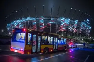 Miejski autobus zawiózł pacjentów do Szpitala Narodowego