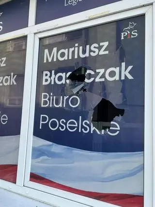 Wybita szyba w biurze poselskim Mariusza Błaszczaka