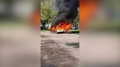 Auto spłonęło doszczętnie, jedna osoba trafiła do szpitala