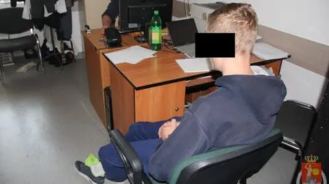 Chciał z koleżankami włamać się do kiosku, potem ukrył się w krzakach