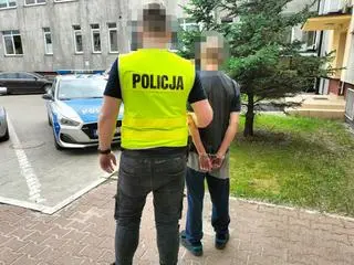 Policjant z zatrzymanym mężczyzną 