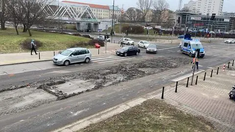 Z wywrotki wysypał się towar. Utrudnienia w alei Prymasa Tysiąclecia