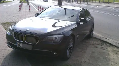 Zaparkował bmw "na borowika". "To nie trawnik, tylko syf"