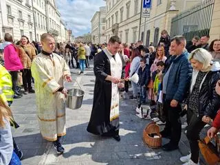 Tłum wiernych przed cerkwią na Miodowej podczas nabożeństwa wielkanocnego 