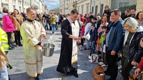 Tłum wiernych przed cerkwią na Miodowej podczas nabożeństwa wielkanocnego 