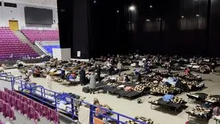 Пункт прийому для Українців у залі Torwar у Варшаві