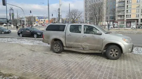 Kolizja na rondzie Radosława. Strażacy usuwali auto z jezdni