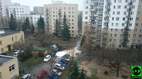 Fragment elewacji spadł na parking na Ursynowie