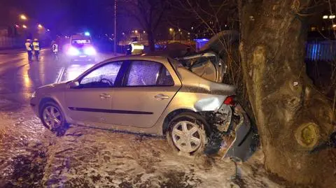 Pijany uderzył w drzewo. Strażacy wydostali zakleszczonego kierowcę