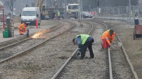 Remont na Wołoskiej zabrał część torów. Tramwaje zmieniły trasy