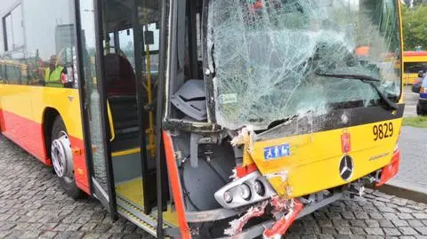 Zderzenie autobusu z tramwajem, 16 rannych