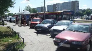 Samochody blokują przejście do autobusu