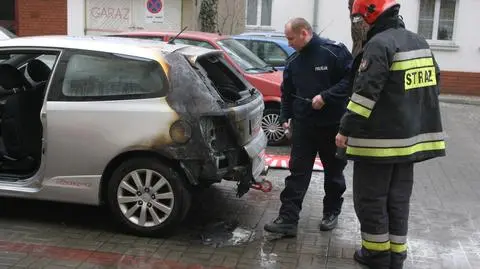 Ogień w samochodzie. Szybka akcja strażaków