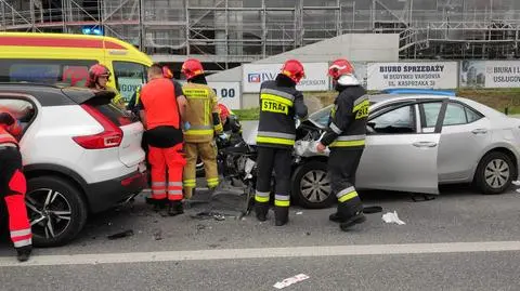 Wypadek na Woli: zderzyły się trzy auta, jedna osoba trafiła do szpitala