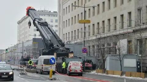 Dźwig blokuje Świętokrzyską. Prace przy Prudentialu