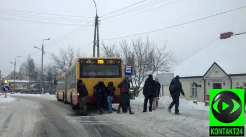 Pasażerowie pchali autobus. "Bo warunki były trudne"