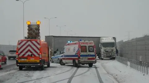 Tir stanął w poprzek jezdni