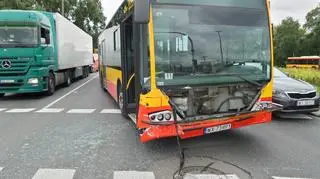 Zderzenie autobusu i samochodu osobowego