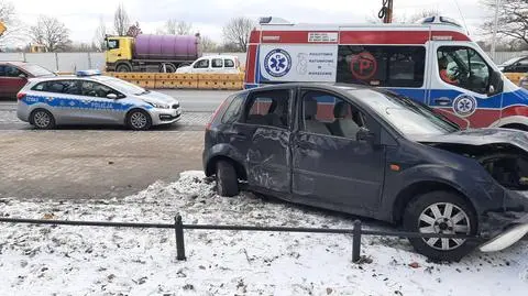 Dwie kraksy na Wisłostradzie. Jedna osoba zabrana do szpitala