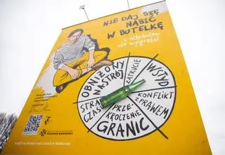 Po alkohol sięgają coraz młodsi. Warszawa rusza z kampanią "Nie daj się nabić w butelkę"