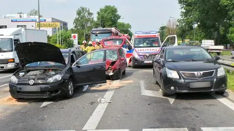 Zderzenie czterech aut na Trakcie Brzeskim. Nie żyje mężczyzna