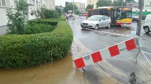 Awaria na Saskiej Kępie. Woda zalała ulicę