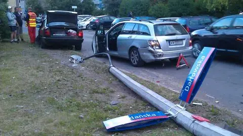 BMW ścięło latarnię po zderzeniu z mercedesem