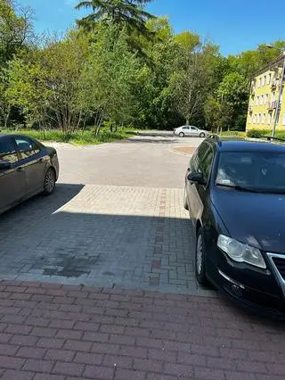 Samochód stoczył się z miejsca parkingowego 