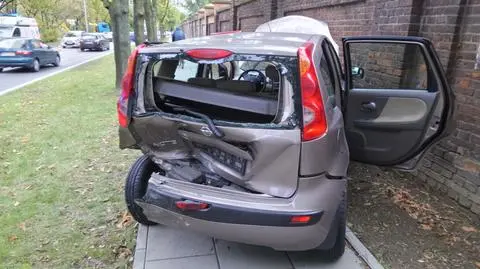 Trzech rannych po wypadku na Bródnie. Nissan na murze, skoda na latarni