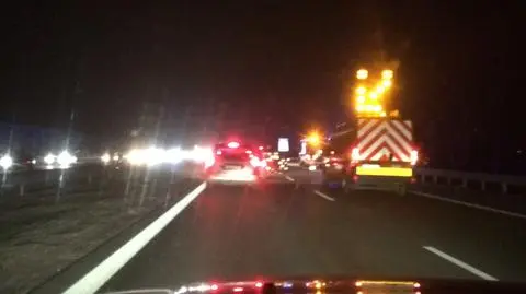 Stracił panowanie i uderzył w barierkę. Wypadek na A2