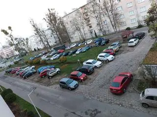 Studenci Wojskowej Akademii Technicznej parkują na trawniku